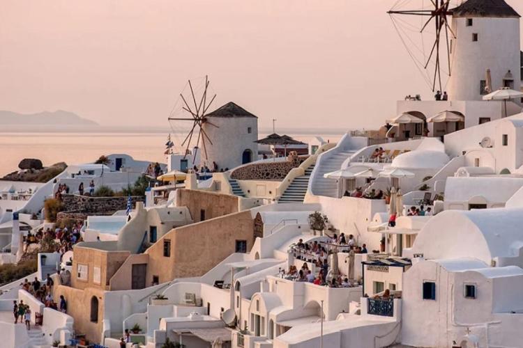 Τα ελληνικά νησιά που «έσπασαν» τα ρεκόρ σε αφίξεις και κρατήσεις